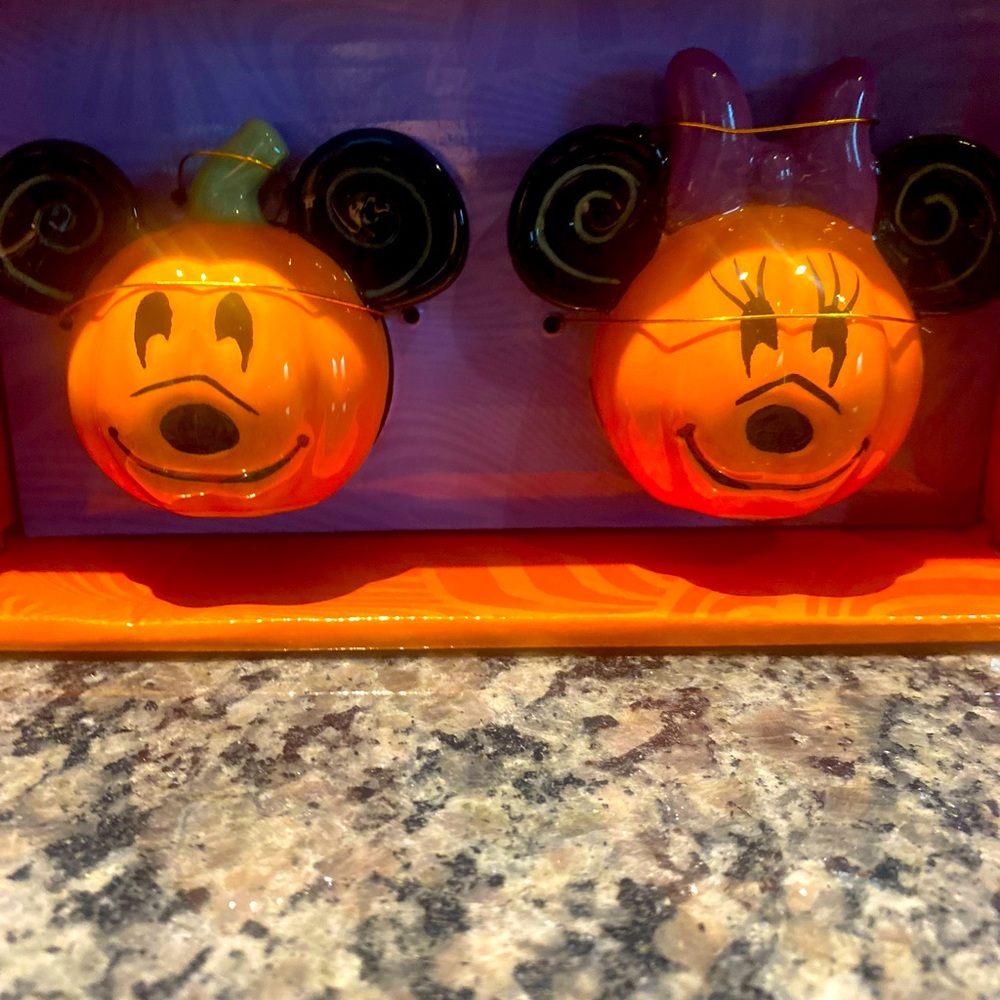 Disney 🧡SALE Halloween Mickey & Minnie New Salt & Pepper Shakers. Hostess gift!